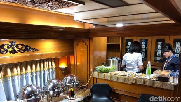 Ruang makan yang ada di dalam kereta wisata