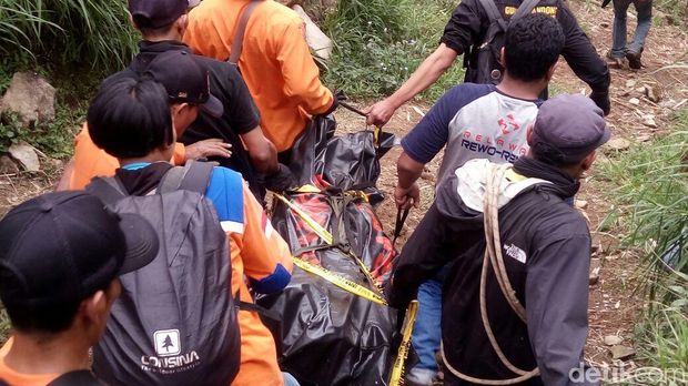 Jenazah Pendaki Andrey Voytech Berhasil Dievakuasi dari Merbabu