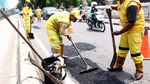 Aksi Tim Kuning Tambal Jalan Berlubang