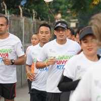 Juga setia memaksimalkan gaya Sandi, gelang karet bergaya sporty. Gelang ini sangat mewakili jiwa sporty pria yang menggemari olahraga lari ini. (Foto: Bimasurya Eka Putra/Dok. Pribadi Sandi Uno)