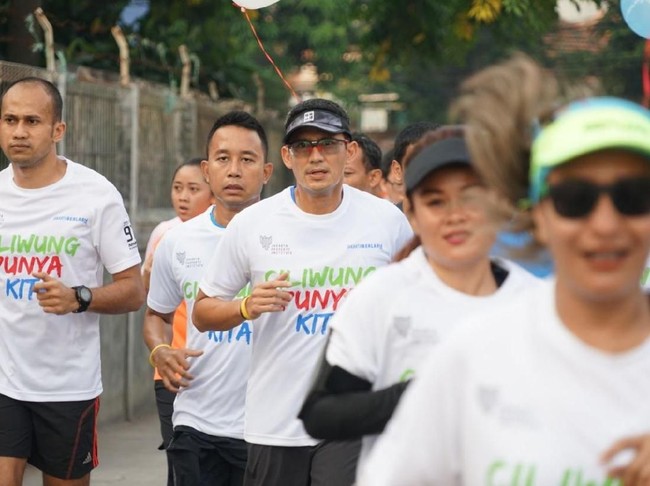 Juga setia memaksimalkan gaya Sandi, gelang karet bergaya sporty. Gelang ini sangat mewakili jiwa sporty pria yang menggemari olahraga lari ini. (Foto: Bimasurya Eka Putra/Dok. Pribadi Sandi Uno)