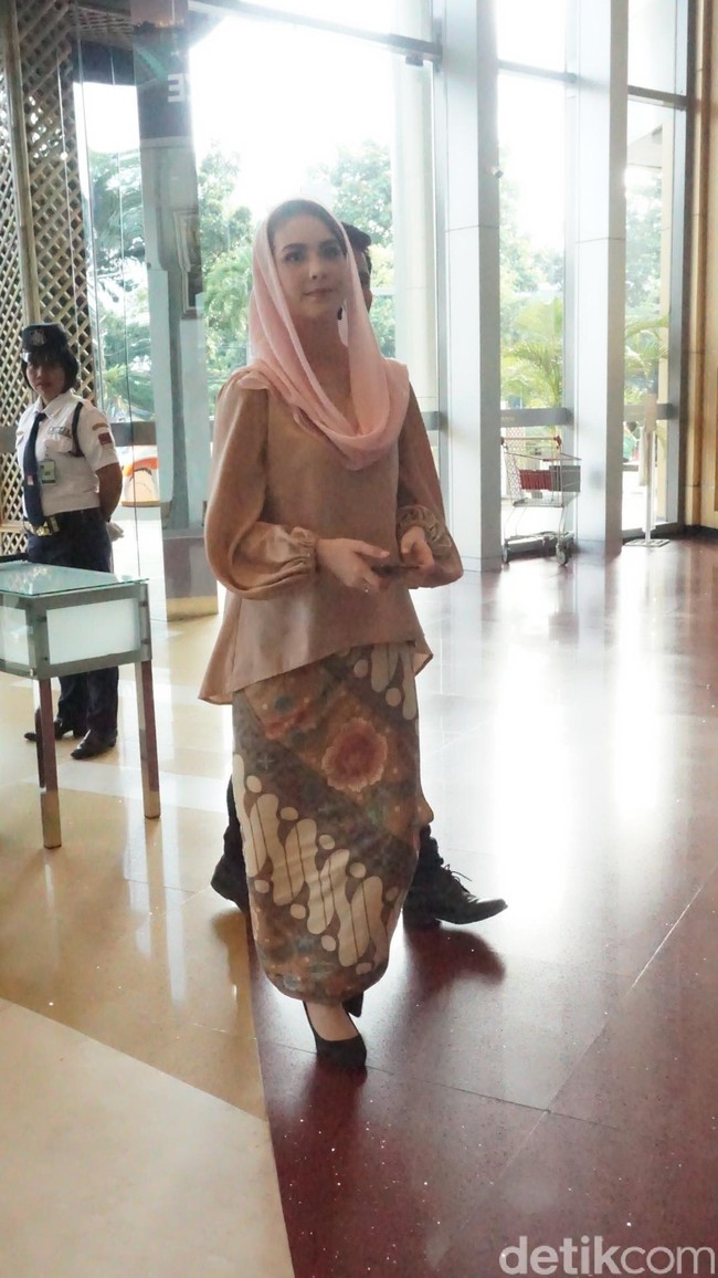 Arumi Bachsin memesona dengan kebaya bernuansa merah muda yang disenadakan dengan kerudungnya. Untuk bawahan, perempuan belasteran Belanda-Bengkulu itu memakai sarung batik motif parang bernuansa pastel. Foto: Daniel/Wolipop