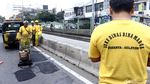 Aksi Tim Kuning Tambal Jalan Berlubang