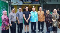 Kemarin, gerai Sang Pisang wilayah Yogya milik Kaesang Pangarep resmi dibuka. Acara pembukaan ini dihadiri oleh Bupati Sleman dan Wakil Walikota Yogyakarta. Foto: (Ristu Hanafi/detikcom)