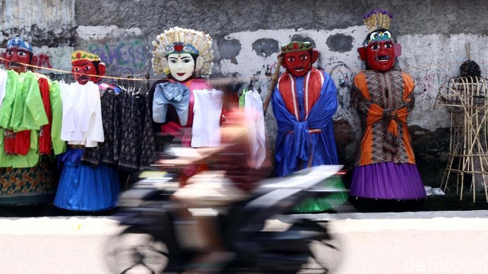 Kampung Kramat, Jakarta, menjadi salah satu kampung yang terkenal sebagai kampung ondel-ondel. Hampir 1 RW membuat kerajinan ondel -ondel.