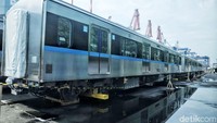Direktur Utama PT MRT Jakarta William Sabandar mengatakan uji coba pertama dilaksanakan pada rangkaian kereta yang telah sampai terlebih dahulu.