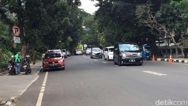 Duh! Mobil Mewah Dominasi Parkir Liar di Jl Senopati