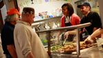 Begini Gaya Santai Michelle Obama Ketika Makan Sandwich dan Permen
