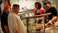 Michelle yang memiliki hobi masak, sering menyajikan makanan gratis untuk orang-orang yang membutuhkan. Mulia sekali ya! Foto: Istimewa