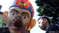 Biasanya warga membuat ondel-ondel karena ada pesanan.