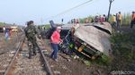 Foto: Evakuasi KA Sancaka yang Tabrakan dengan Truk Trailer