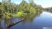 Perjalanan ke MM 12.2 ditempuh dari Kota merauke selama 5 jam dengan jalur darat melewati Taman Nasional Wasur. Setelah itu, harus naik perahu (Okta Marfianto/detikTravel)
