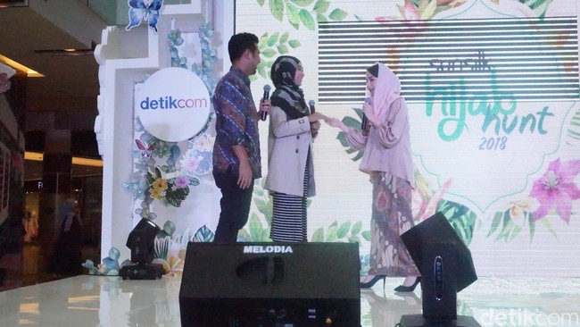 Di sela kunjungan tersebut, Arumi Bachsin dan Emil Dardak sempat ditantang untuk beradu akting dengan peserta audisi Sunsilk Hijab Hunt 2018. Foto: Daniel/Wolipop