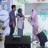 Di sela kunjungan tersebut, Arumi Bachsin dan Emil Dardak sempat ditantang untuk beradu akting dengan peserta audisi Sunsilk Hijab Hunt 2018. Foto: Daniel/Wolipop