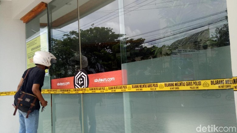Penyitaan Kantor Abu Tours, dari Makassar hingga Jakarta Penyitaan Kantor Abu Tours, dari Makassar hingga Jakarta