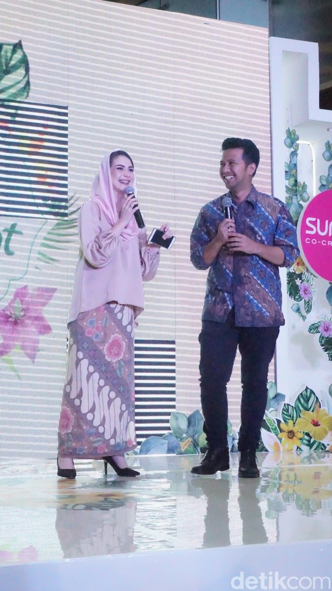 Usut punya usut, sejoli ini baru tiba dari Lamongan untuk menghadiri sebuah acara pernikahan. “Semuanya cantik, tinggal kita nih yang salah kostum ya Mas karena pakai baju kondangan,” ujar  Arumi kepada sang suami di panggung. Foto: Daniel/Wolipop