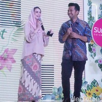 Usut punya usut, sejoli ini baru tiba dari Lamongan untuk menghadiri sebuah acara pernikahan. “Semuanya cantik, tinggal kita nih yang salah kostum ya Mas karena pakai baju kondangan,” ujar  Arumi kepada sang suami di panggung. Foto: Daniel/Wolipop