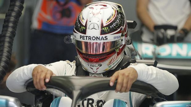 Lewis Hamilton berada di posisi kedua dengan terpaut 0,402 detik dari Vettel.