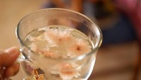 Wah Marissa bagi-bagi resep awet mudanya nih. Secangkir cherry blossom water alias air bunga sakura jadi rahasia awet muda pasangan ini. Bisa ditiru nih! Foto: instagram @marissahaque