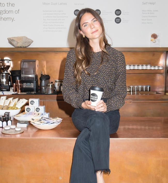 Ini Amanda Chantal Bacon, cewek asal Los Angeles yang merupakan penjual jus. Ia percaya bahwa kecantikan itu harus dari dalam sehingga ia tidak mengandalkan makeup untuk penampilan sehari-harinya.  Foto: dok. Instagram