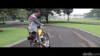 Jokowi menggeber-geber motor seharaga Rp 140 juta itu.
