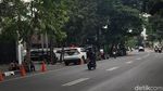 Mobil-mobil Parkir di Bahu Jalan Senopati, Akankah Diderek?