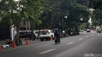 Tak hanya satu sisi, mobil yang parkir di bahu jalan berada kedua sisi Jalan Senopati. Foto: Ibnu Hariyanto/detikcom