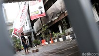 Api berhasil dipadamkan setelah 8 unit mobil damkar terjun dan dibantu water cannon.