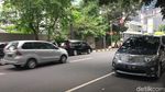 Mobil-mobil Parkir di Bahu Jalan Senopati, Akankah Diderek?