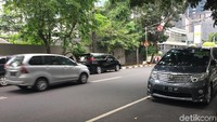 Pantauan detikcom sekitar pukul 13.30 WIB, sejumlah mobil terparkir di bahu Jalan Senopati, Kebayoran Baru, Jakarta Selatan, Sabtu (7/4/2018). Lebih tepatnya di depan Senopati Penthouse.  Foto: Ibnu Hariyanto/detikcom