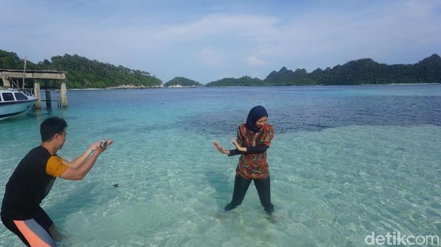 Andro dan Okta saling bercanda