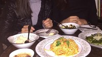 Bersama temannya, Pat menikmati makan malam di Little Italy, NYC. Pasta tak ketinggalan dilahap model kocak ini. Foto: Instagram patriciagouw