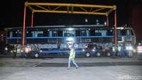 Setelah diturunkan dari kapal, kereta MRT akan segera dikirim ke depo MRT di Lebak Bulus, Jakarta Selatan. Proses pengiriman akan dilakukan pada pukul 22.00-05.00 WIB untuk mengurangi kemacetan di jalan. Ditargetkan, proses pengiriman ini selesai dalam tiga hari.