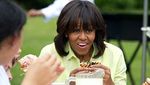 Begini Gaya Santai Michelle Obama Ketika Makan Sandwich dan Permen