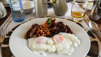 Hotel ini dikenal menyajikan menu sarapan yang enak. Anda bisa mencicipi gurihnya irisan daging bacon dan telur setengah matang yang lembut dan lezat. Foto: Istimewa