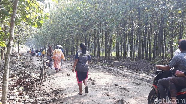 Penasaran, Warga Berduyun-duyun ke Lokasi KA Sancaka Vs Truk Trailer