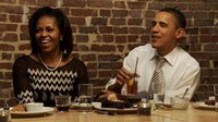 Disela-sela kesibukannya sebagai ibu negara dan Presiden Amerika, Michelle dan Obama tetap romantis dan kompak makan malam bersama lho. Foto: Istimewa