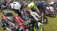 Dengan mengambil tema Semangat Kebersamaan dan Persaudaraan Abadi ajang yang dihadiri penggemar motor matic jumbo dari Sabang sampai Merauke itu tampak semarak meski terik matahari membakar stadion. Berbagai rangkaian acara pun diikuti dengan penuh antusias. Foto: Rinto Heksantoro