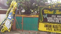 Puluhan karangan bunga-pun masih tertata rapih di depan rumah pensiunan TNI AL itu. Garis polisi juga masih terpasang mengitari rumah tersebut. Foto: Ibnu Hariyanto/detikcom