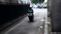 Banyak sekali pengendara yang melewati terminal ini. Dari pemotor hingga kendaraan bermobil nekat masuk jalur terminal.