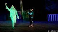 Cerita Sang Saka tentang generasi muda saat ini dicerminkan sebagai anak-anak muda yang hanya mementingkan diri sendiri, pengakuan untuk diri sendiri, dan eksis di depan semua orang guna mendapatkan pengakuan. (Desi/detikhot)