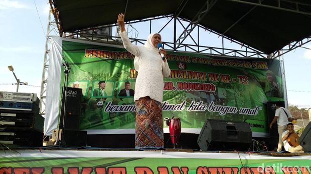 Khofifah Bagikan Tas dan Jam di Harlah Muslimat: Ini Surprise