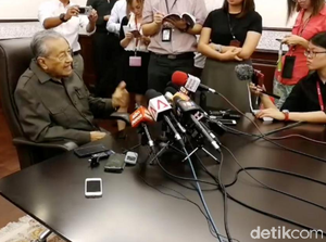 PM Najib Bubarkan Parlemen, Mahathir: Goodbye Demokrasi