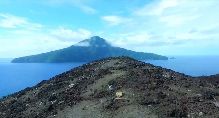 Gunung Krakatau di kejauhan