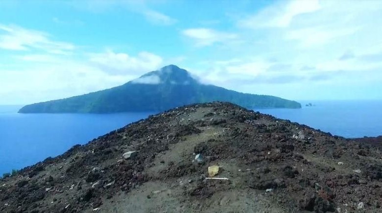 Krakatau Gunung Krakatau di kejauhan