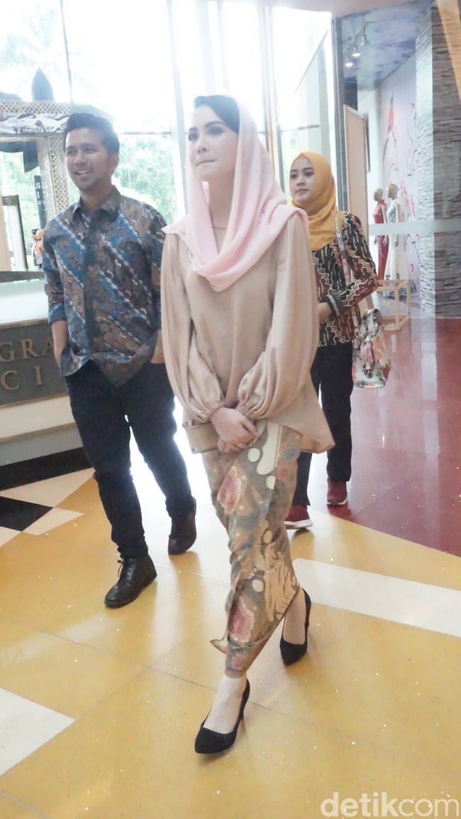 “Bagi peserta yang belum berhasil, jangan berkecil hati. Saya yakin, pemudi Jawa Timur punya potensi yang besar. Gunakan kesempatan ini untuk menambah teman, networking. Insya Allah, ada manfaatnya nanti,” ujar Emil memotivasi para peserta Sunsilk Hijab Hunt 2018 Surabaya. Foto: Daniel/Wolipop