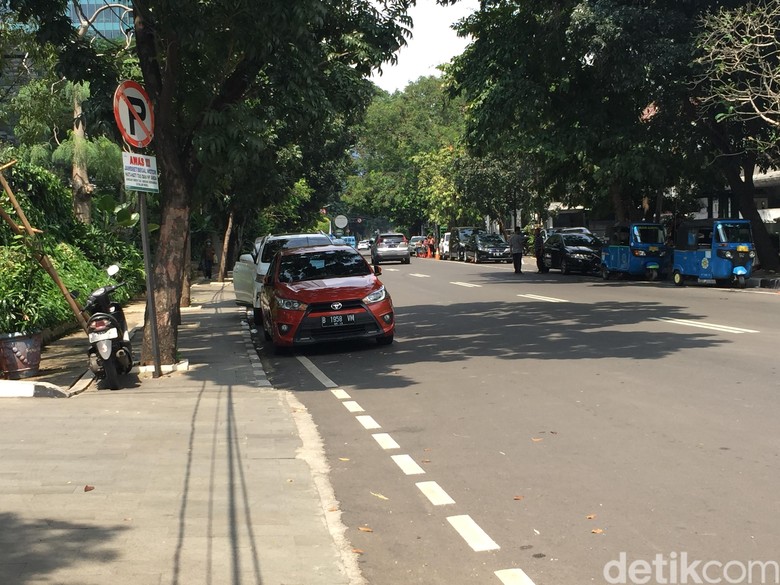 Melihat Jl Senopati yang Disebut Sandiaga Ada Parkir Sembarangan Melihat Jl Senopati yang Disebut Sandiaga Ada Parkir Sembarangan