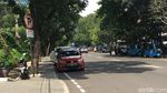 Mobil-mobil Parkir di Bahu Jalan Senopati, Akankah Diderek?