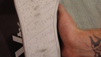 Rumus-rumus di alas sepatu. (Foto: Brightside)