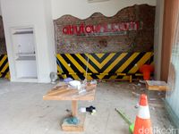 Bagian dalam kantor pusat Abu Tours.